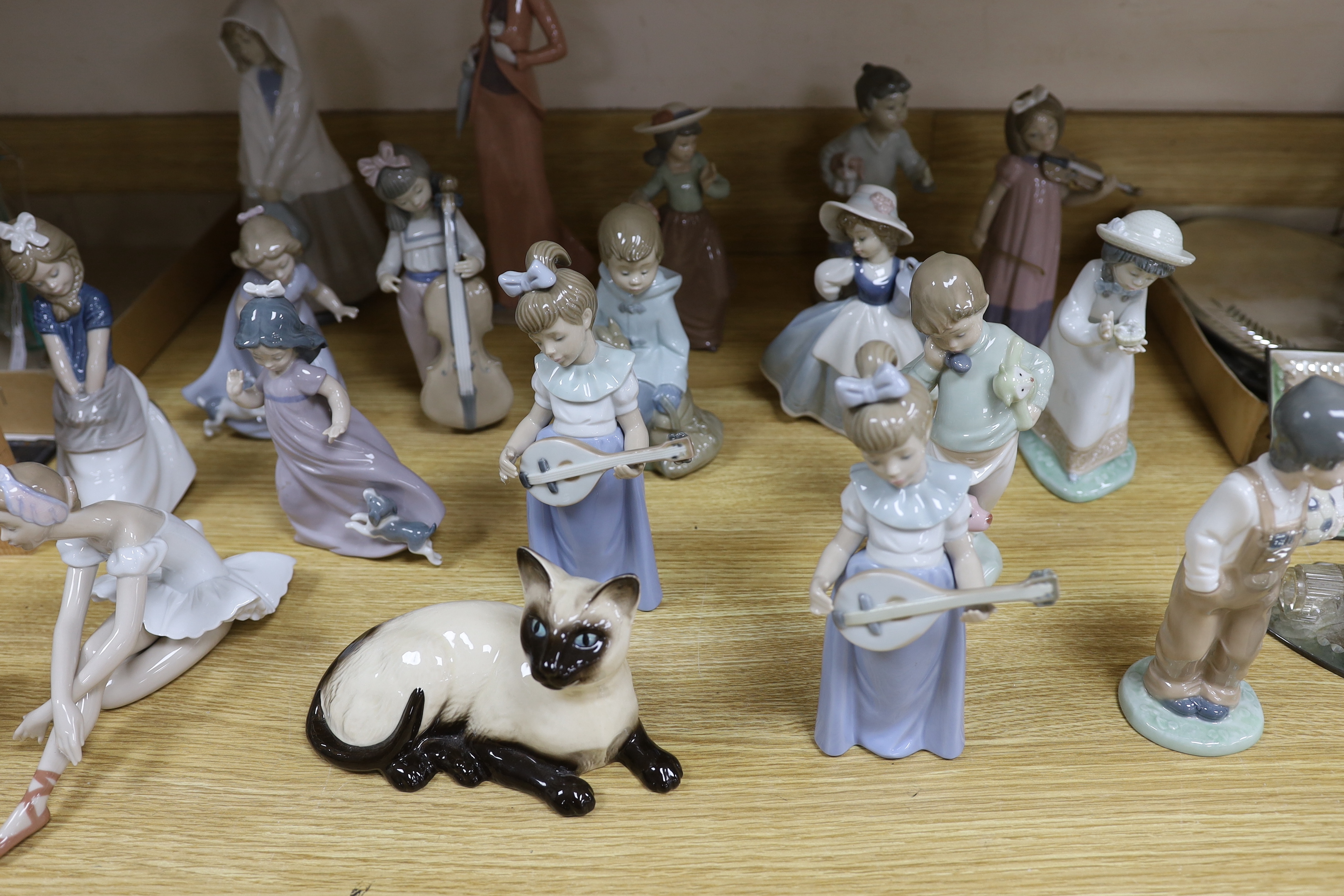 Seventeen Nao models, a Lladro ballerina and a Beswick cat (19)